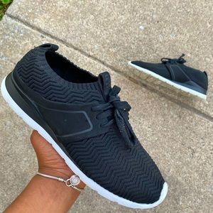 Ugg Willow sneakers black and white size 8 1/2 women